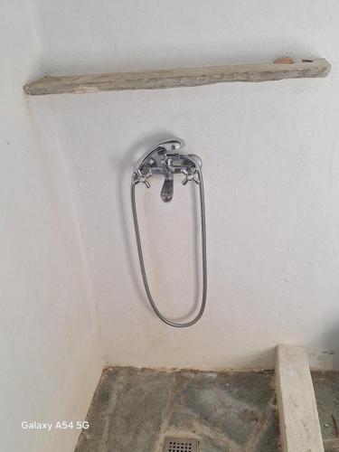 a shower in the corner of a bathroom at Ancienne ferme traditionnelle in Katavatí