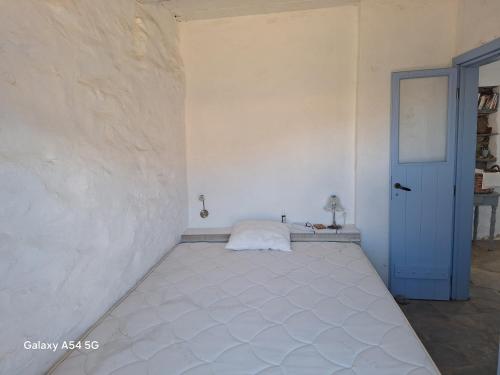 a room with a bed with a blue door at Ancienne ferme traditionnelle in Katavatí