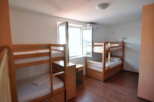 Lliteres en una habitació de Hostel Marina Trogir