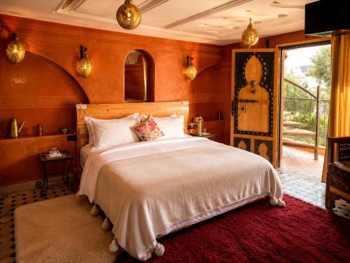 a bedroom with a large bed in a room at Dar Rihana Dadès in Aït Idaïr