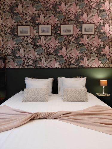 a bedroom with a large bed with a floral wallpaper at B&B Fleur in Schoten
