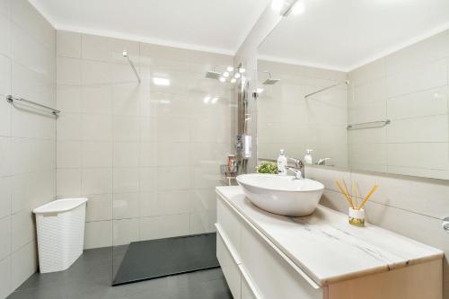 Bright Cascais Apartment with a View