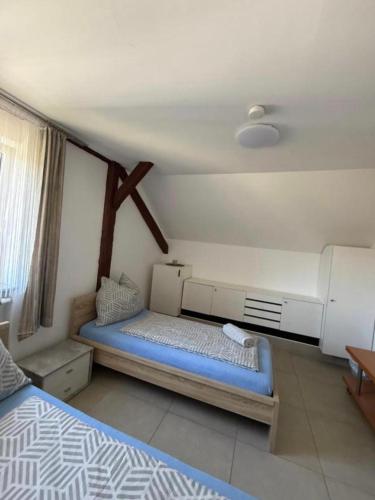 a small bedroom with a bed and a window at Wohung Leonard in Schwanenstadt