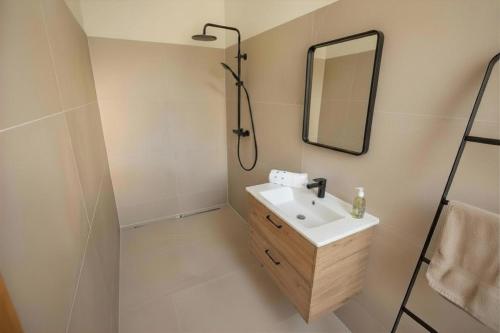 ein Badezimmer mit Waschbecken und Spiegel in der Unterkunft Frein Chalets - Oberfrein in Frein