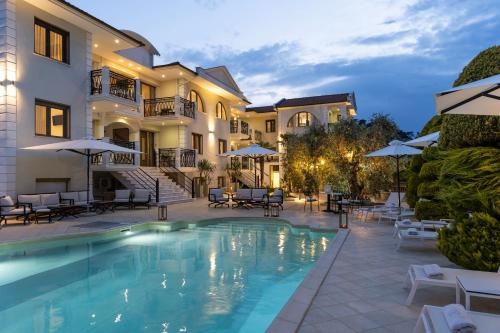 eine Villa mit Swimmingpool bei Nacht in der Unterkunft Maryan in Limenas