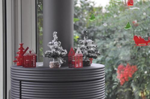 a table with christmas decorations on top of a window at La Mansarda di Margherita in Treviso
