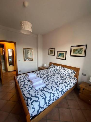 a bedroom with a bed with a blue and white comforter at Casa Vignetto Biella in Biella