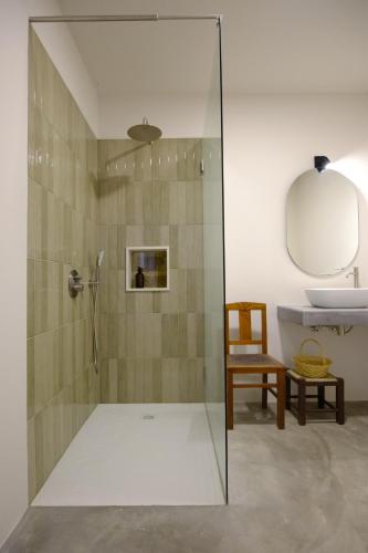 a bathroom with a shower and a sink at Monte Garcia Nunes in Coruche
