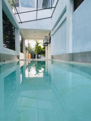 an empty swimming pool in a building at Kalupahana Villa in Beruwala