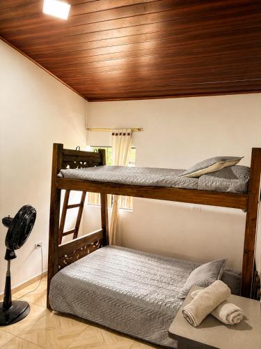 a bedroom with two bunk beds in a room at Casa Jaguar Viotá in Viotá
