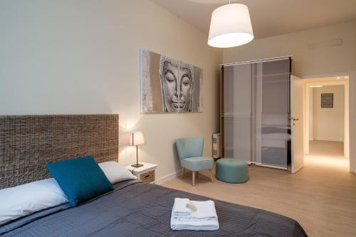 1 dormitorio con 1 cama y 1 silla en Romefinestay Apartments Sistina, en Roma