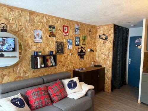 a living room with a couch and a mirror at les Loulous Réallon in Réallon