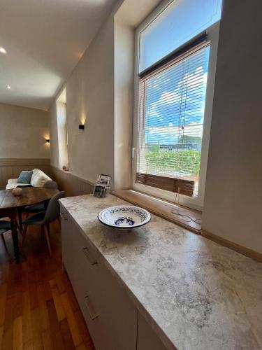 a kitchen with a counter with a large window at Appartement 93m2 Cosy - 2 chambres in Wimmenau