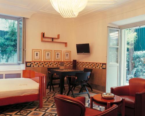 ein Wohnzimmer mit Tisch und Stühlen in der Unterkunft Villa Laetitia in Rom