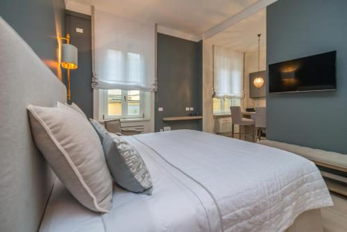 1 dormitorio con 1 cama blanca grande con almohadas en Brera Luxury Suite en Milán
