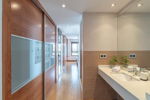 a bathroom with two sinks and a large mirror at VILLA TAZA DE PLATA A in Huétor Vega