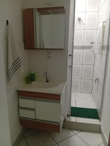 ein Badezimmer mit Waschbecken und Dusche in der Unterkunft Executivo central 101 in Ipatinga