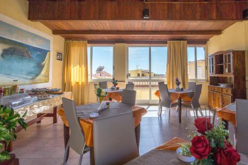 ランペドゥーザにあるBed & Breakfast Isola Bella Lampedusaのキッチン、ダイニングルーム(テーブル、椅子付)