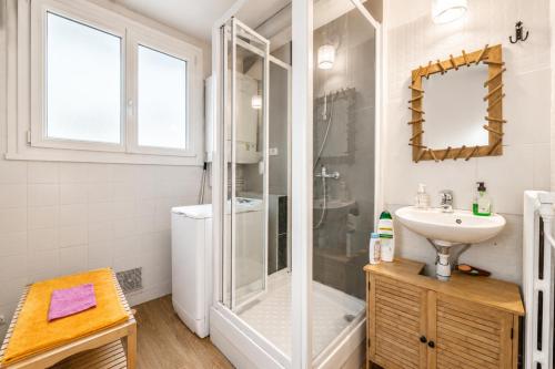 Paris central tiny apartment for 6 persons
