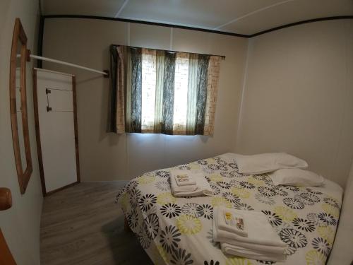 Postel nebo postele na pokoji v ubytování Pineacres Motel and Park