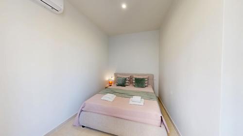 Lobster Room - Coral - 2