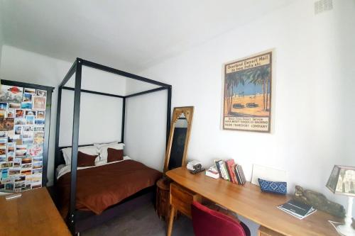 Apartment in Buttes-Chaumont with courtyard