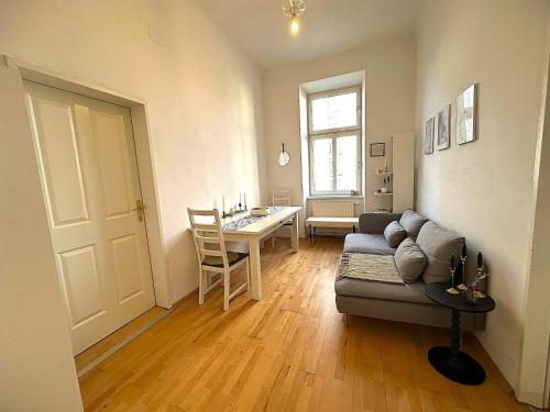 Apartment with 2 bedrooms and a small living room