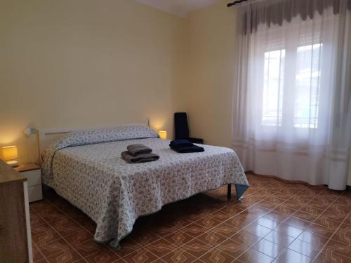 a bedroom with a bed and a window at Tertenia Centro in Tertenìa