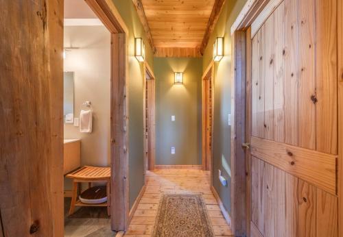 Ein Flur, der zu einem Badezimmer mit Holzwänden führt in der Unterkunft Adams Rest in The Dalles