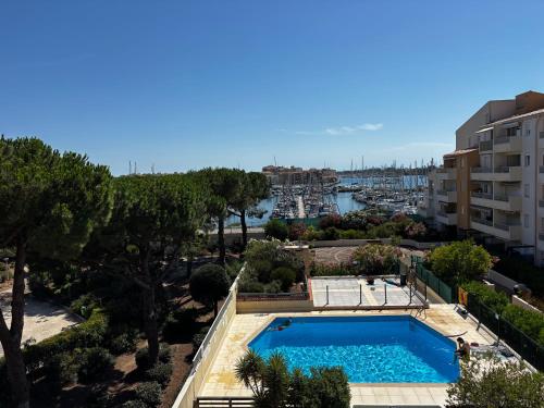 Esprit vacances,Piscine,Vue sur le Port,Parking privé,Commerces et restaurants