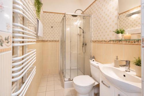 a bathroom with a shower and a toilet and a sink at Rezydencja Arabeska in Lądek-Zdrój