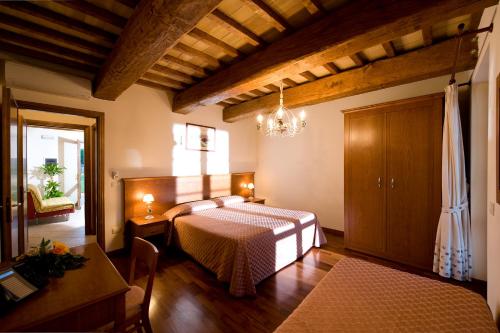 een slaapkamer met een bed en een tafel in een kamer bij Agriturismo Le Rondini Di Francesco Di Assisi in Cannara