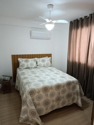 a bedroom with a bed and a ceiling fan at nityloft com piscina e academia em Icaraí in Niterói