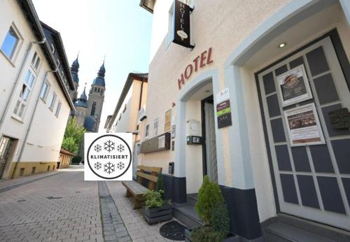 ein Gebäude mit einem Schild an der Straßenseite in der Unterkunft Hotel Alt Speyer in Speyer