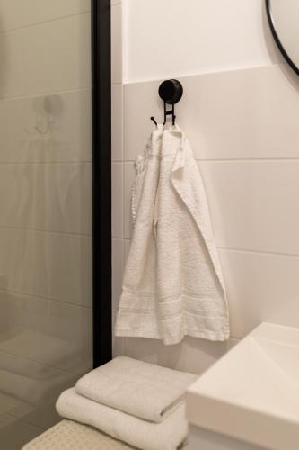 a towel hanging on a rack in a bathroom at Apartament Cytrynowy Kwidzyn in Kwidzyn
