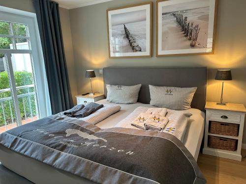 two beds in a bedroom with a large window at Traumwooge - Traumferien mit Luxus in Wangerooge