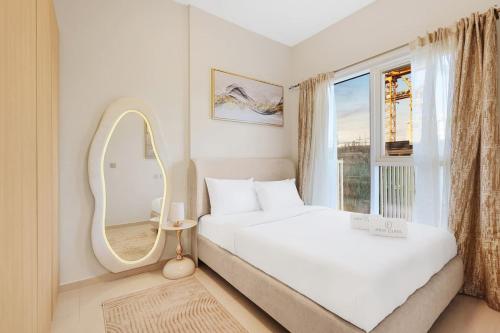a bedroom with a bed with a mirror and a window at FIRST CLASS 1BR Cozy Luxury Retreat in ‘Ūd al Bayḑāʼ