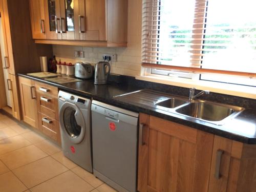 Una cocina o cocineta en Hillcrest Holiday Home