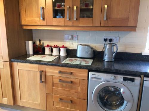 Una cocina o cocineta en Hillcrest Holiday Home