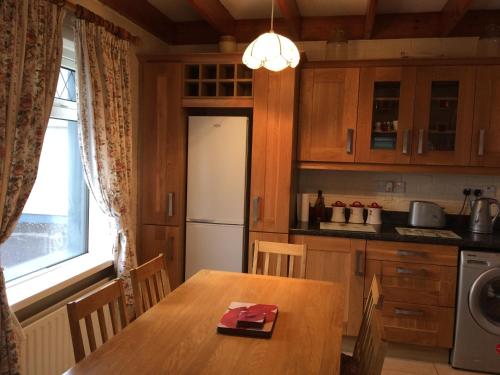 Una cocina o cocineta en Hillcrest Holiday Home