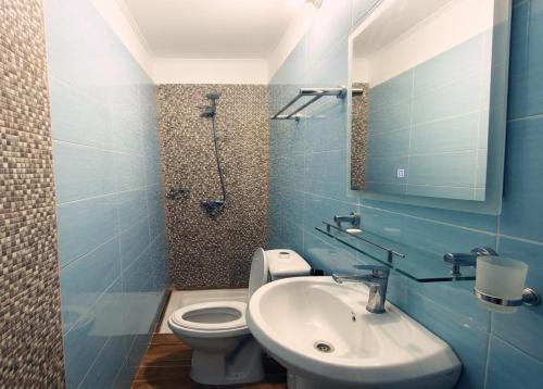 a bathroom with a toilet and a sink and a shower at Hotel Résidence Awa Plazza 2 in Dakar