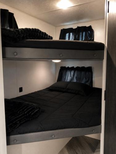 a bedroom with two bunk beds in a room at Sin Ancla in Boqueron