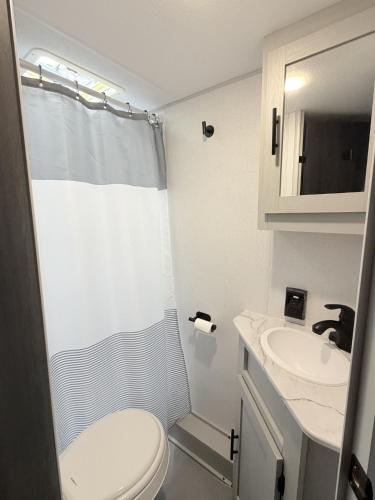 a small bathroom with a toilet and a sink at Sin Ancla in Boqueron