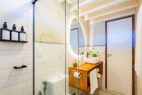 a bathroom with a sink and a shower at Coleção Falésias de Pipa- by Arcbio Experience in Pipa