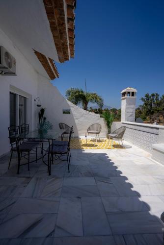 MARBELLA BANUS SUITES - Banús - Nueva Andalucía - Spacious 3BR - 2BA - Large Outdoor Terrace - Mountain Views - Pool - Covered Parking - Steps from Marbella Arena & La Sala - Ideal for Families