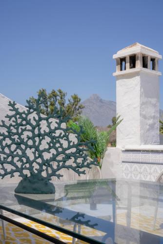 MARBELLA BANUS SUITES - Banús - Nueva Andalucía - Spacious 3BR - 2BA - Large Outdoor Terrace - Mountain Views - Pool - Covered Parking - Steps from Marbella Arena & La Sala - Ideal for Families