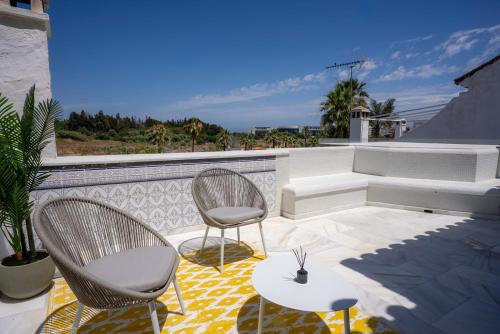 MARBELLA BANUS SUITES - Banús - Nueva Andalucía - Spacious 3BR - 2BA - Large Outdoor Terrace - Mountain Views - Pool - Covered Parking - Steps from Marbella Arena & La Sala - Ideal for Families
