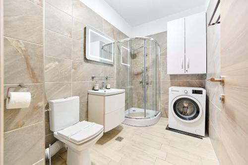 ein Badezimmer mit Toilette und Waschmaschine in der Unterkunft Bavaro 28 by Alezzi Resort in Mamaia Nord – Năvodari