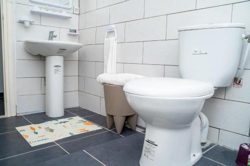a bathroom with a toilet and a sink at Rassyl Résidence in Jendouba