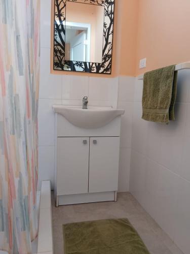 a bathroom with a sink and a mirror at Finca Paraiso retiros holisticos in San Clemente